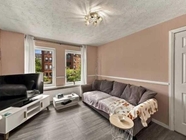 Flat for sale in Budhill, Scotland