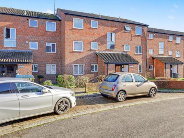 Flat for sale in Enfield, Greater London