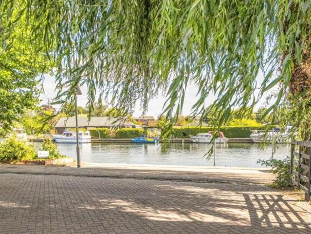 Flat for sale in Caversham, Reading
