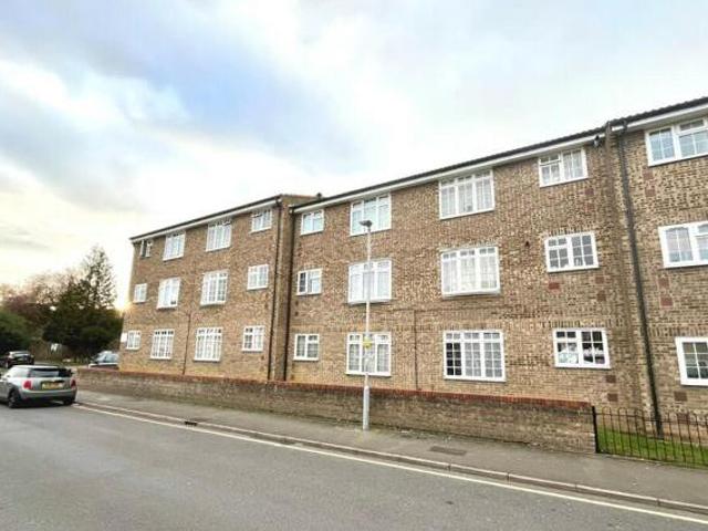 House for sale in Chessington