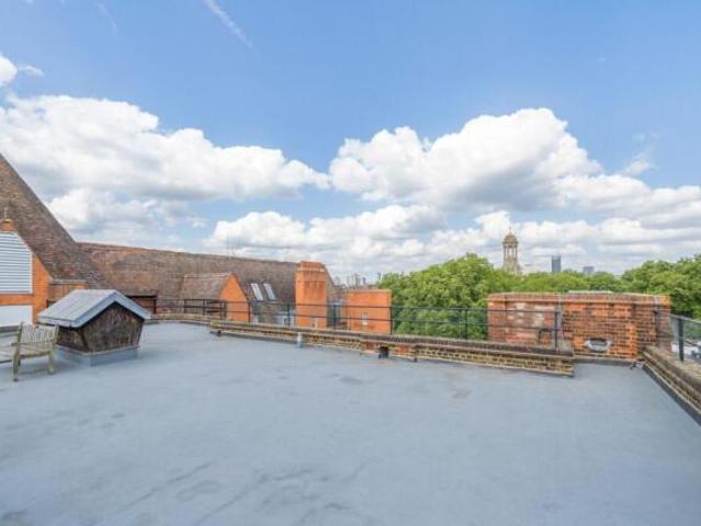 Flat for sale in Stockwell, Greater London