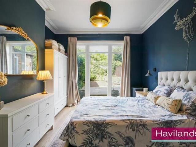 Flat for sale in Winchmore Hill, Greater London