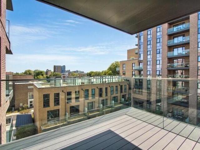 Flat for sale in Woodberry Down, Stoke Newington