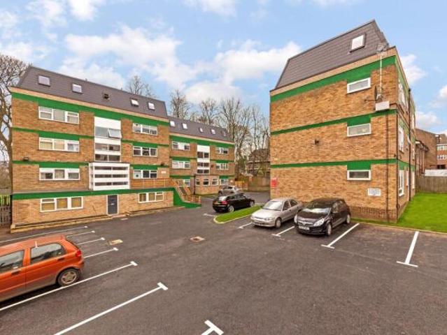 Flat for sale in Luton