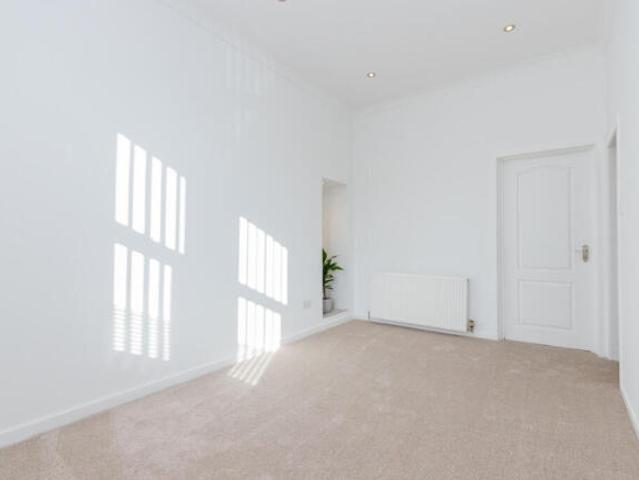 Flat for sale in Kilsyth, Scotland