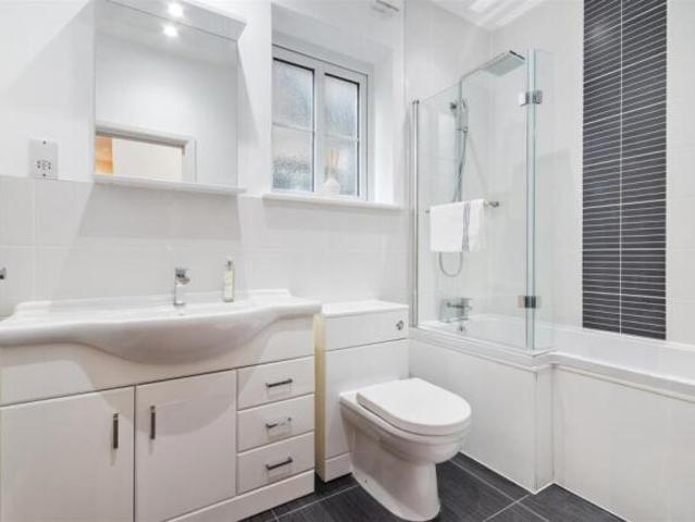 Flat for sale in Wimbledon, Greater London