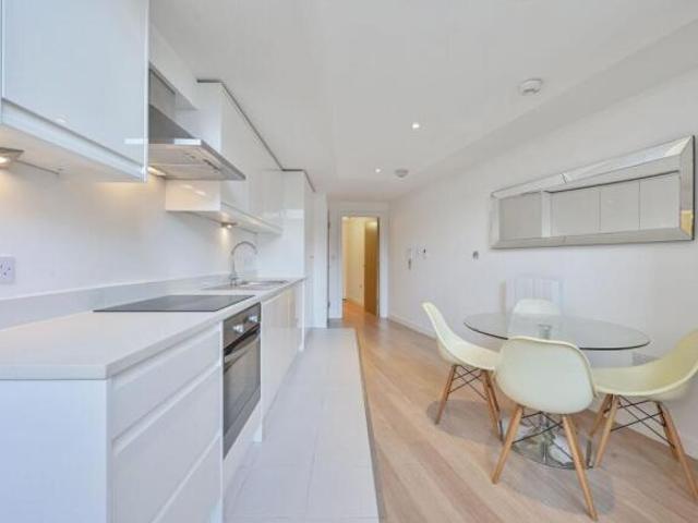 Flat for sale in Wimbledon, Greater London