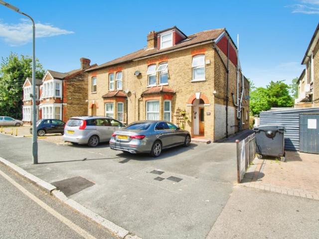 Flat for sale in Romford
