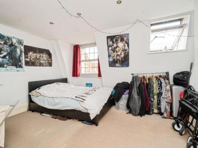 Flat for sale in Follaton, Strode