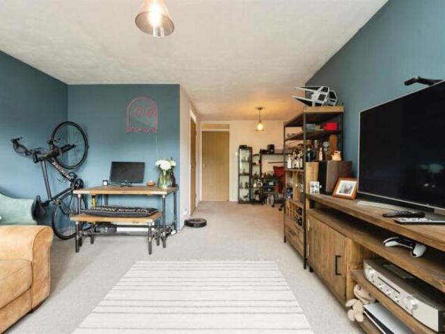 Flat for sale in Watford, Hertfordshire