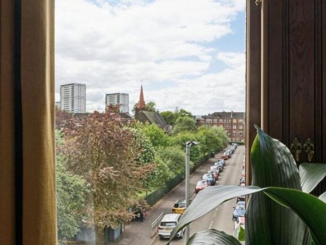 Flat for sale in Broomhill, Scotland