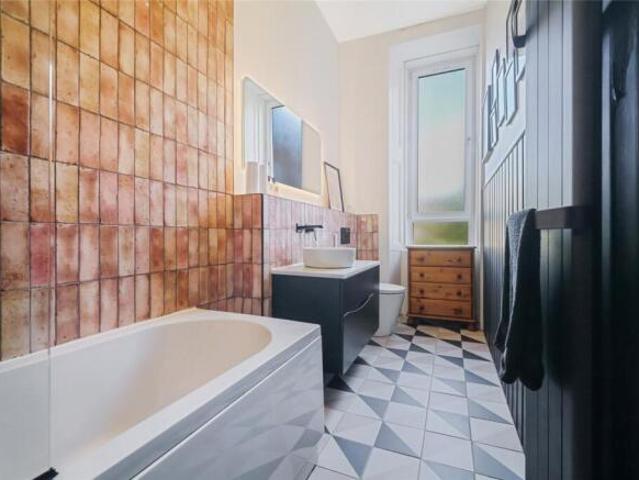 Flat for sale in Dowanhill, Scotland