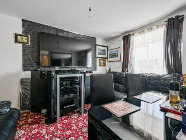 Flat for sale in Charlton, Greater London