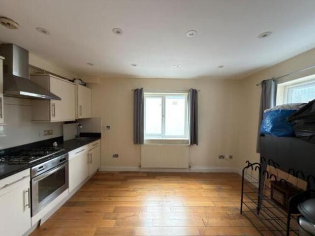 Flat for sale in Teddington, Greater London