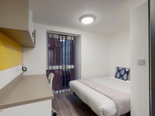 Flat for sale in Luton, England