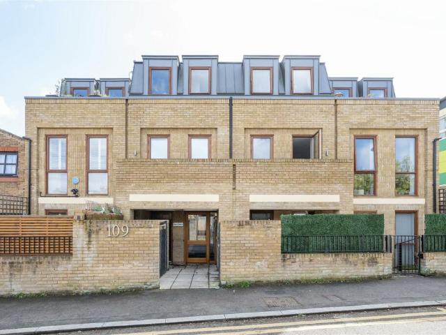 Flat for sale in Leytonstone