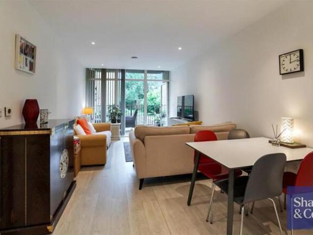 Flat for sale in Isleworth, Greater London