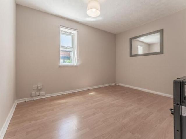 Flat for sale in Thamesmead, Greater London