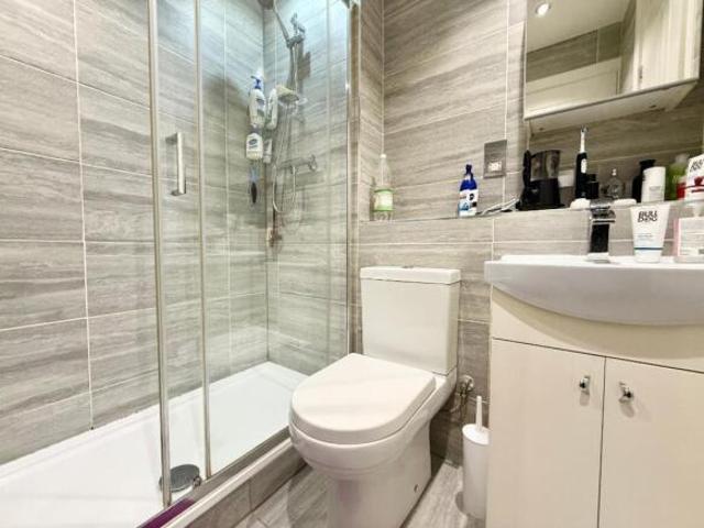Flat for sale in Luton, England
