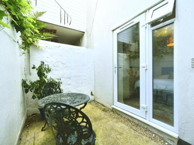 Flat for sale in Round Hill, Brighton