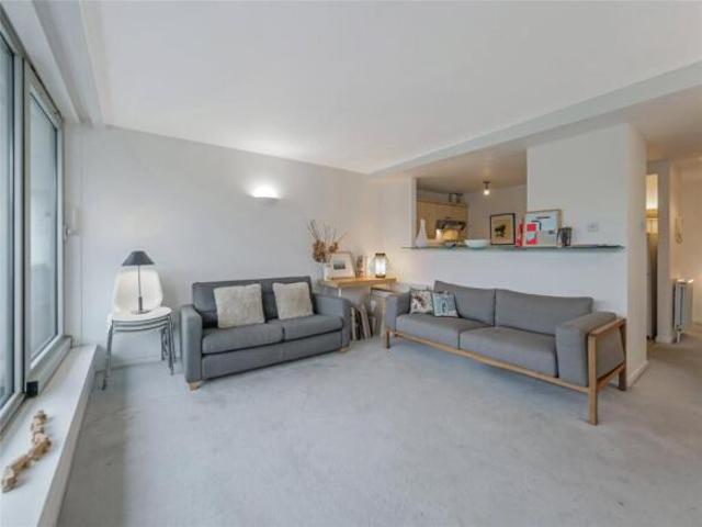 Flat for sale in Calton, Scotland