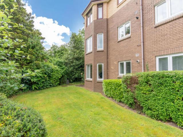 Flat for sale in Giffnock, Scotland