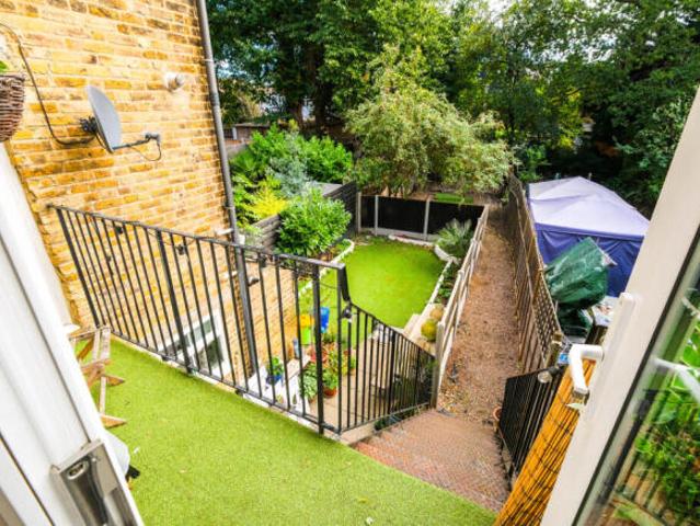 Flat for sale in Wanstead, Greater London