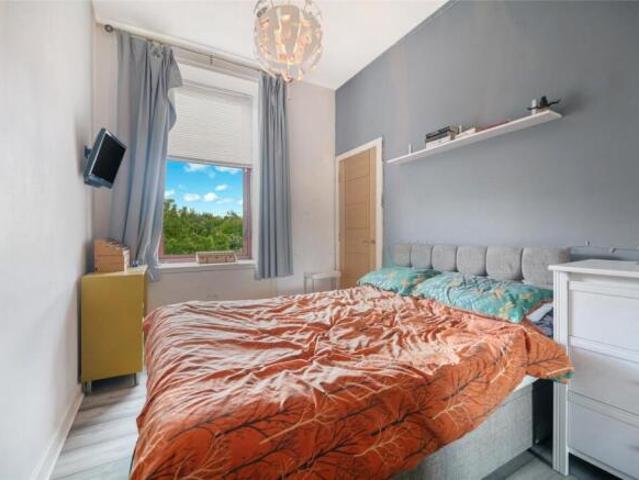 Flat for sale in Cathcart, Scotland