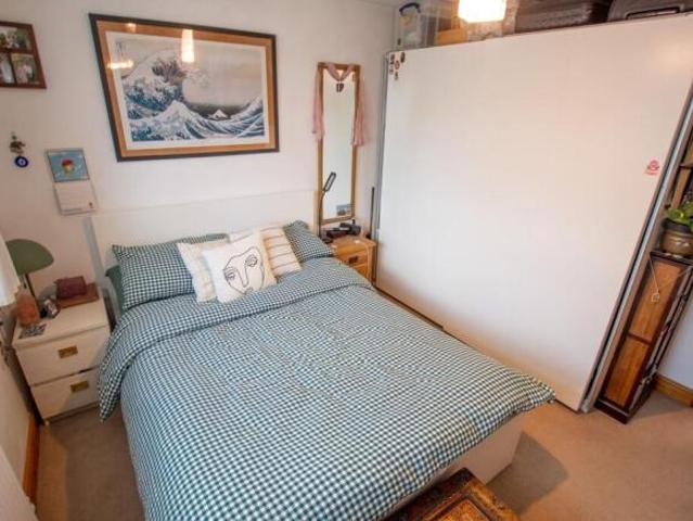 Flat for sale in Guildford, Surrey