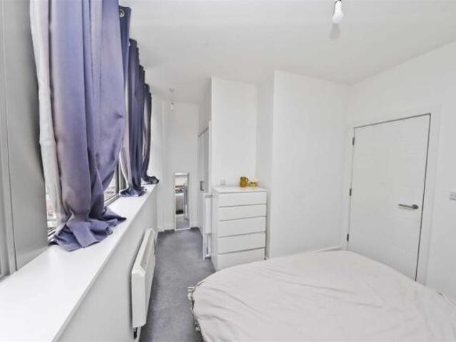 Flat for sale in Lane, Greater London