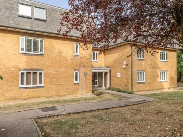 Flat for sale in Cat Hill, England