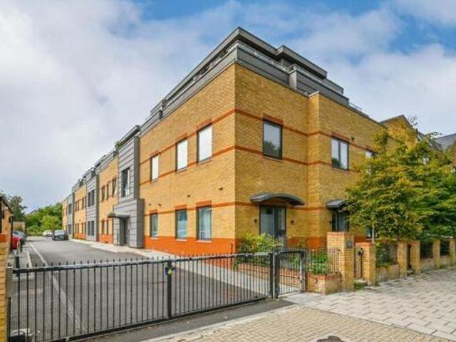 House for sale in Isleworth, Greater London