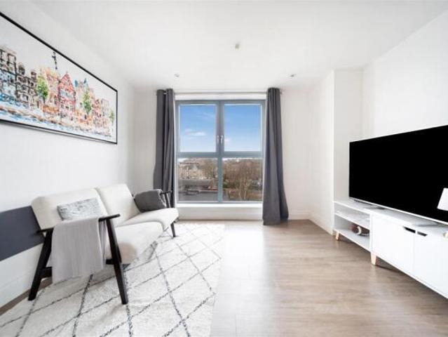Flat for sale in Key Street, Suffolk