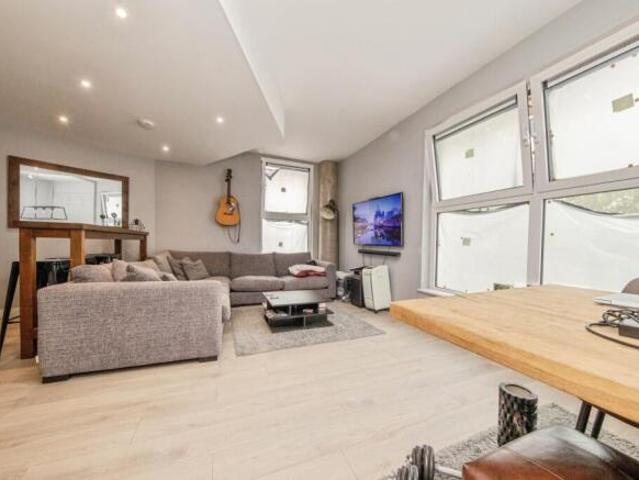 Flat for sale in Key Street, Suffolk
