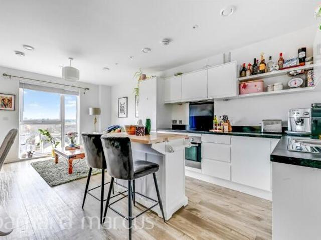Flat for sale in New Malden, Greater London