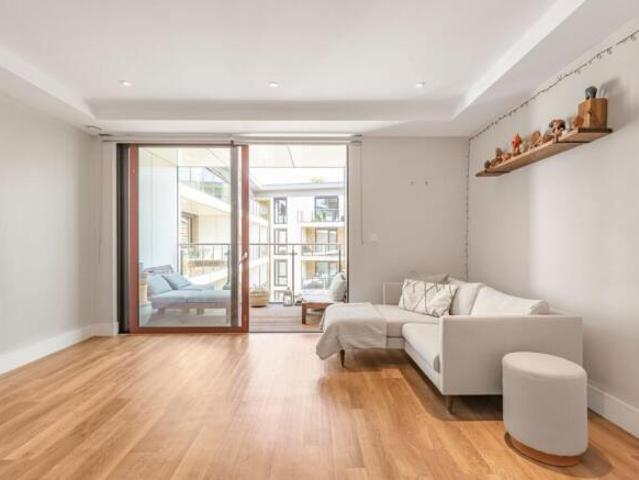 Flat for sale in Earlsfield, Greater London