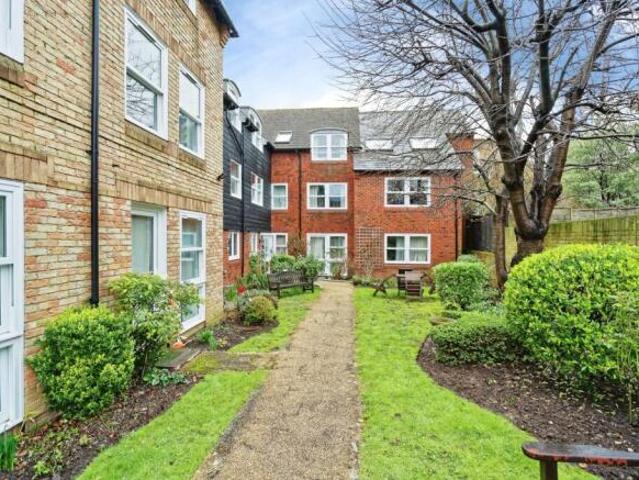 Flat for sale in The Bridge, Kent