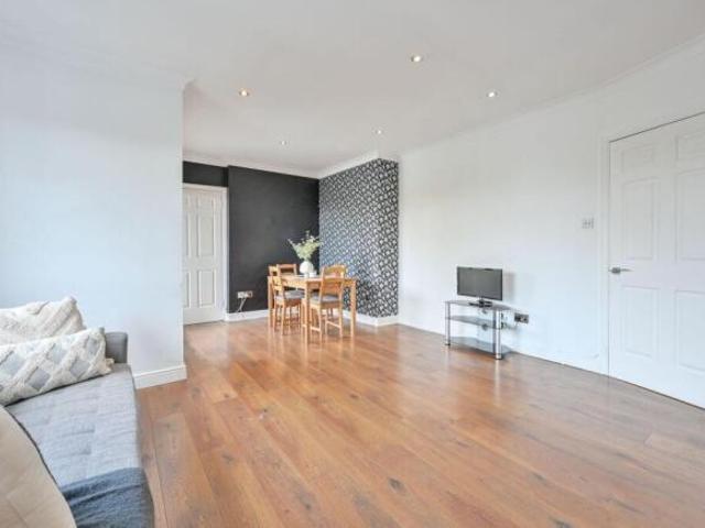 Flat for sale in Kingston Vale, Greater London