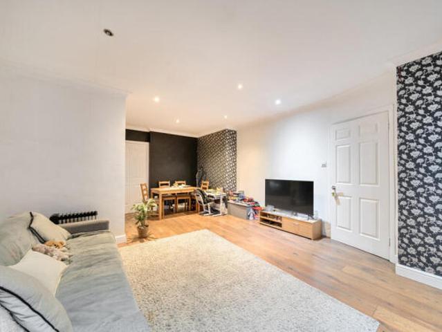 Flat for sale in Kingston Upon Thames, Greater London