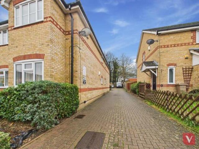 Flat for sale in Spring Park, Luton
