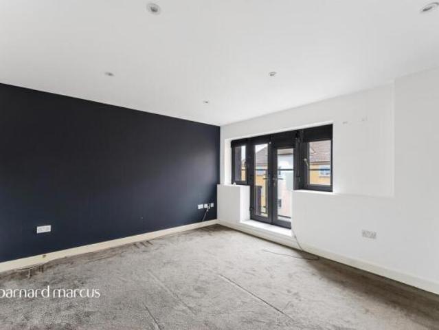 Flat for sale in London Borough of Merton, Mitcham