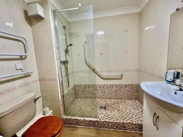 Flat for sale in South Lane, West Yorkshire