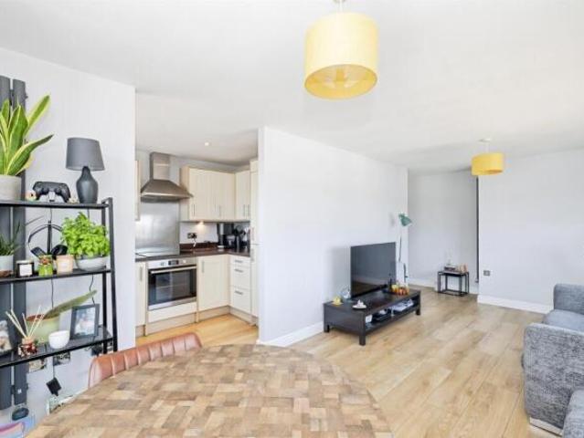 Flat for sale in North Watford, Hertfordshire