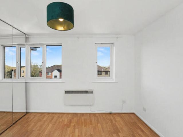 Flat for sale in Enfield, Greater London