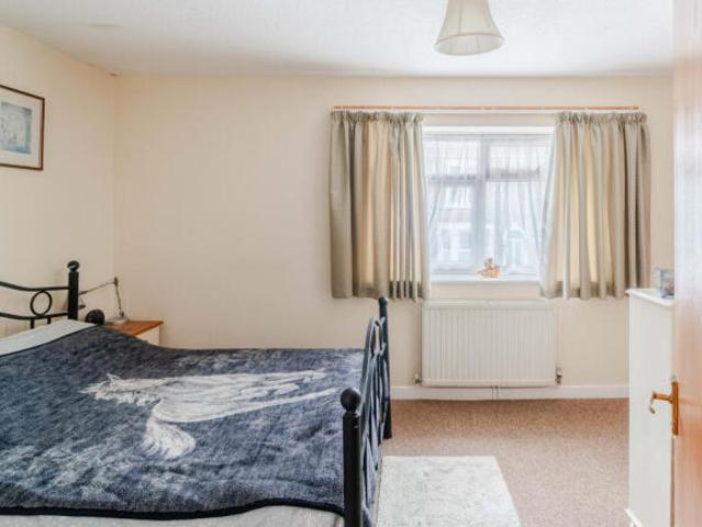 Flat for sale in Kingswood