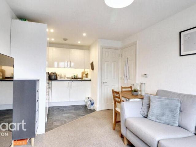 Flat for sale in Farley Hill, Spring Park
