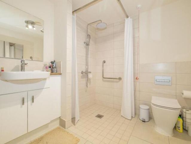 Flat for sale in The Bridge, Kent