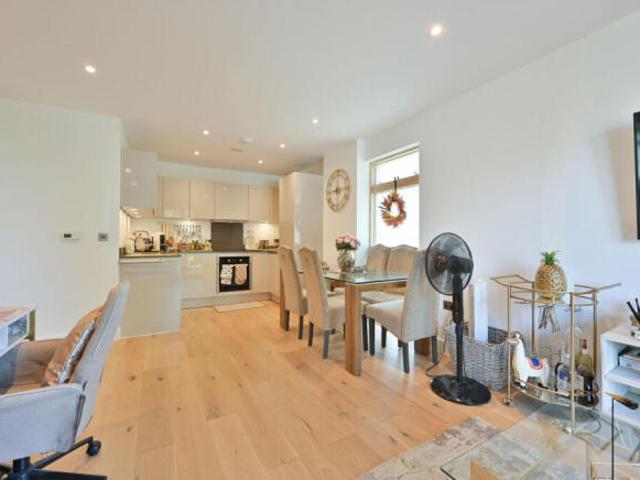 Flat for sale in North Watford, Hertfordshire