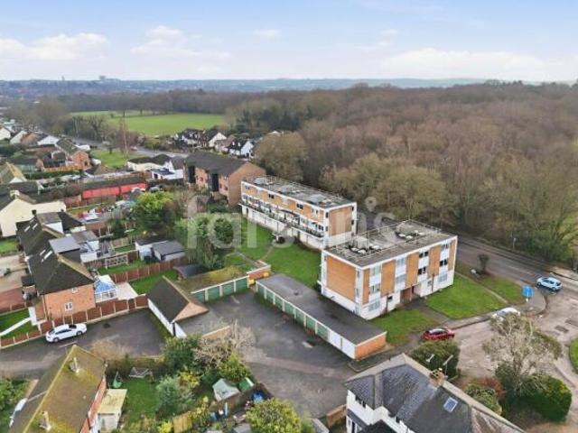 Flat for sale in Pilgrims' Hatch, Navestock Side