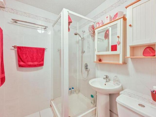 Flat for sale in Wood Green, Greater London